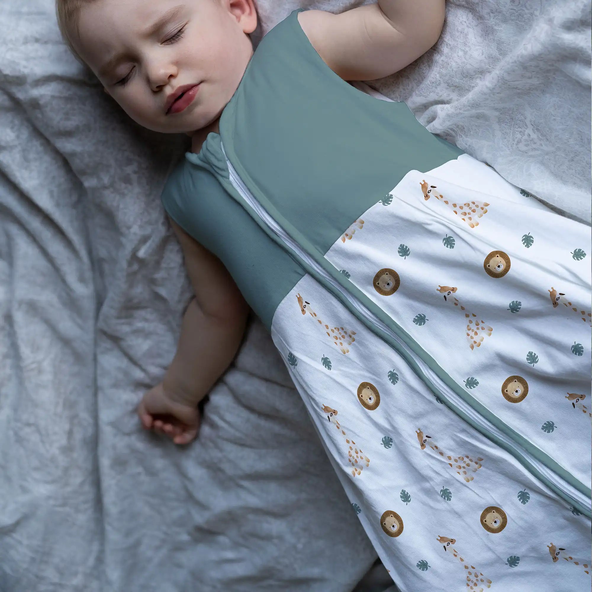 "Giraffe und Löwe" Premium Jersey Schlafsack 1.0 TOG - Leslis