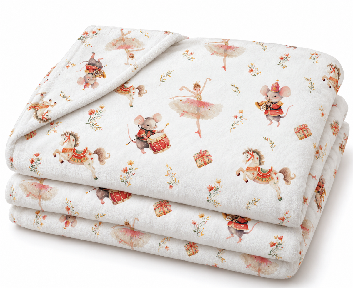 Gefaltete Kuscheldecke „Winterballett“ mit umgeschlagener Ecke auf weißem Hintergrund.