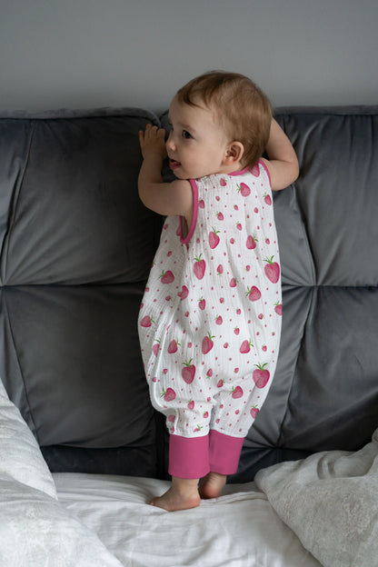 "Strawberries" Premium sleeping bag with feet made of muslin 0.5 TOG