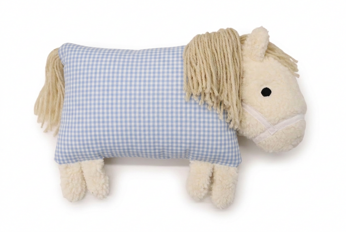 Kuschelpferd mit blau-weißem Vichykaro und heller Mähne.