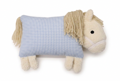 Kuschelpferd mit blau-weißem Vichykaro und heller Mähne.
