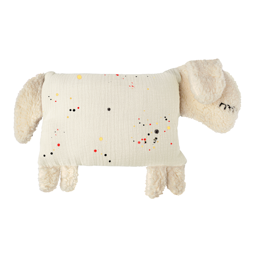 Kuschelschaf mit kleinen bunten Motiven auf hellem Stoffkörper.