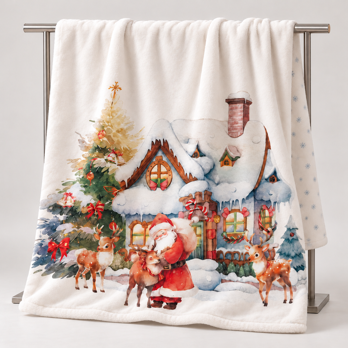 Kuscheldecke „Haus des Santa Claus“ über einem Ständer, mit gut sichtbarem Motiv.