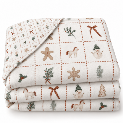 Gefaltete Kuscheldecke „Merry Patch“ mit umgeschlagener Ecke auf weißem Hintergrund.