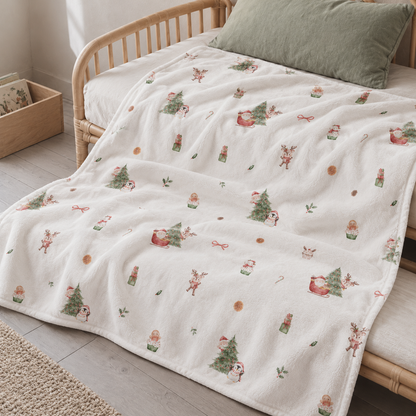 Kuscheldecke „Nordic Santa“ auf einem Bett ausgebreitet.