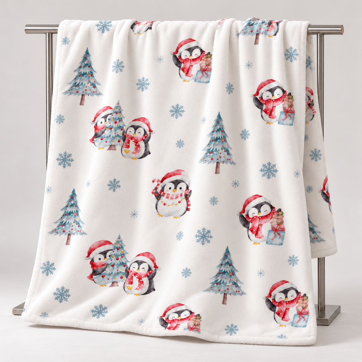 Kuscheldecke „Pinguine“ über einem Ständer, mit gut sichtbarem Motiv.