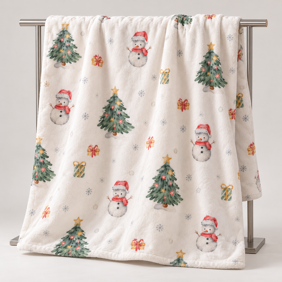 Kuscheldecke „Schneemann“ über einem Ständer, mit gut sichtbarem Motiv.