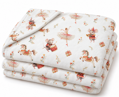 Gefaltete Kuscheldecke „Winterballett“ mit umgeschlagener Ecke auf weißem Hintergrund.